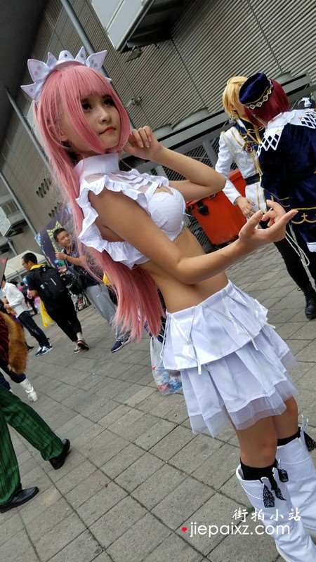 4K - 白色短裙cosplay的丰满少女