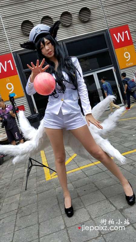 4K - 白色短裤苗条长腿少女玩cosplay
