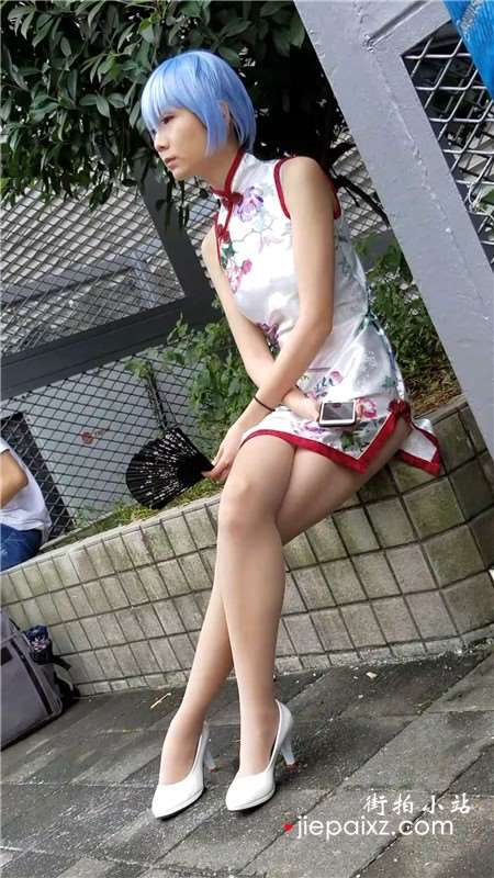 4K - 旗袍装cosplay美少女有点小忧郁