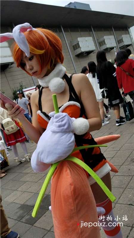 4K - 玩cosplay的丰满少女外拍视频