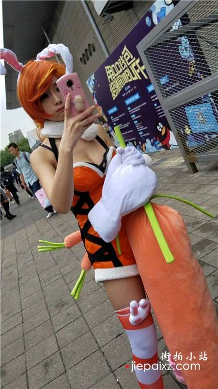 4K - 玩cosplay的丰满少女外拍视频