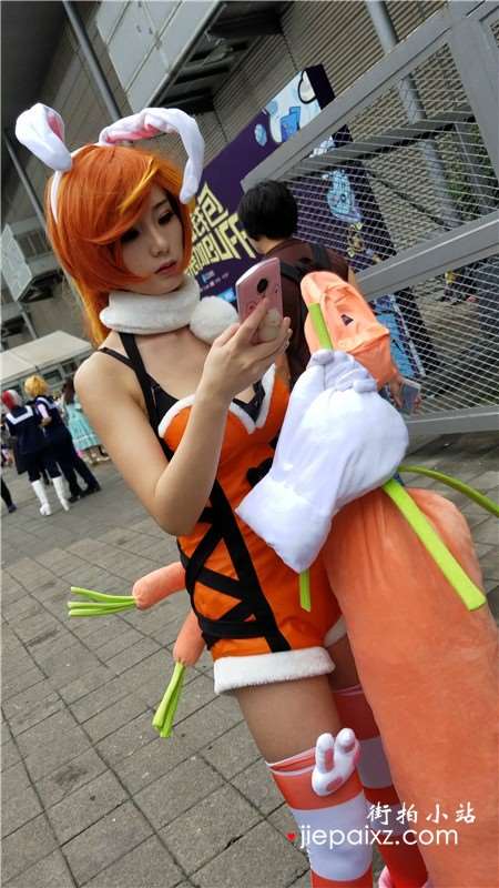 4K - 玩cosplay的丰满少女外拍视频