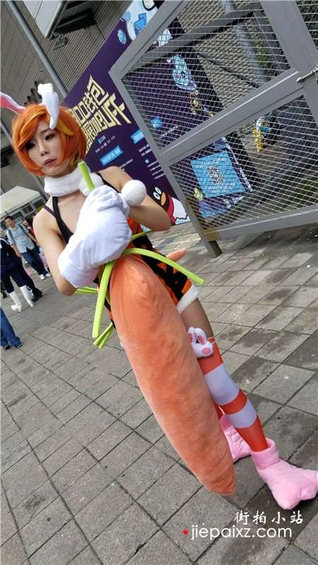 4K - 玩cosplay的丰满少女外拍视频