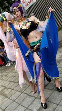 4K - 白嫩青春少女玩cosplay、身材很丰满