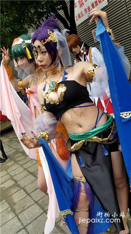 4K - 白嫩青春少女玩cosplay、身材很丰满