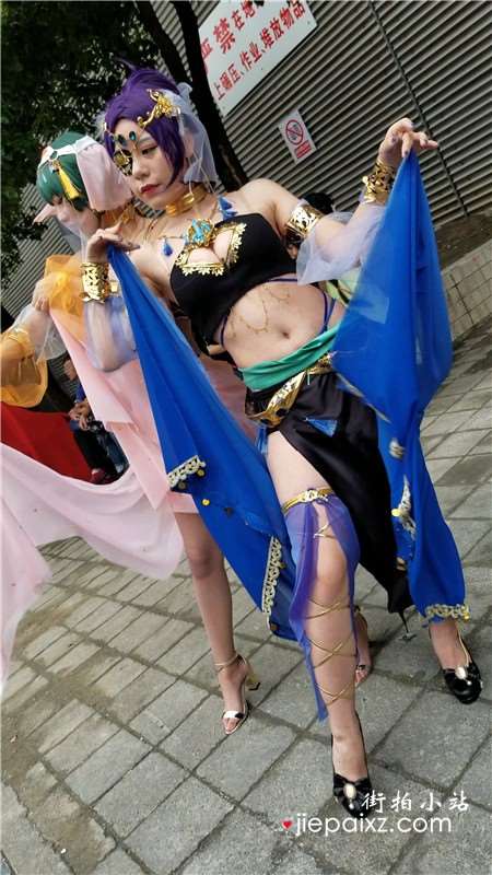 4K - 白嫩青春少女玩cosplay、身材很丰满