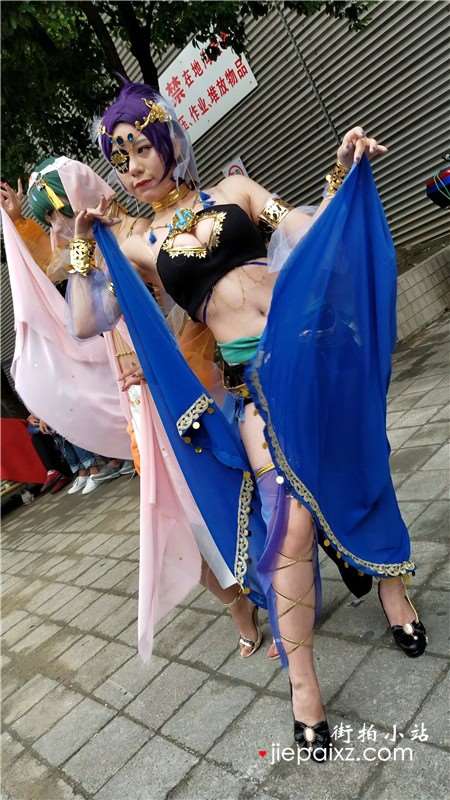 4K - 白嫩青春少女玩cosplay、身材很丰满