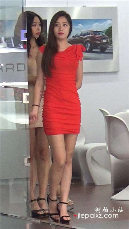 车展走秀的性感包臀裙美女车模