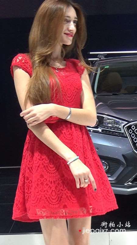 车展走秀的性感包臀裙美女车模
