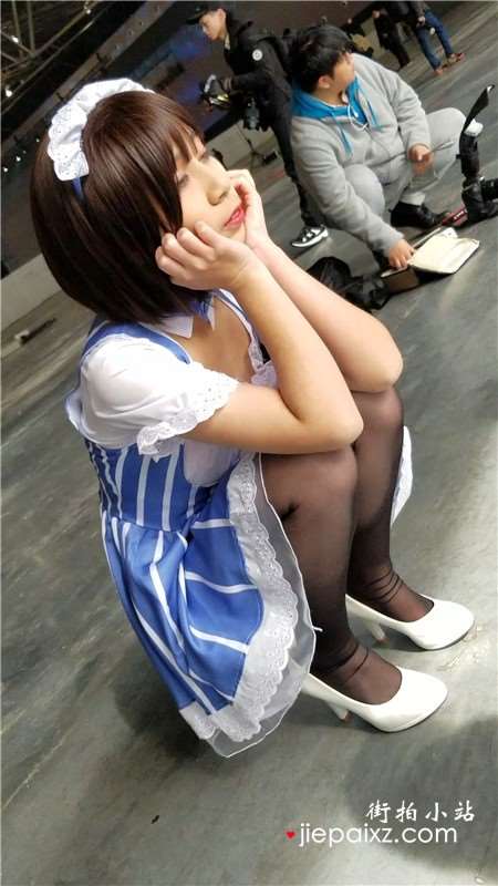 4K-街拍黑丝高跟鞋女仆装cosplay的可爱妹纸