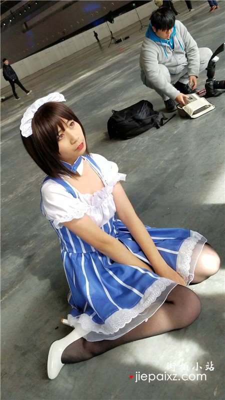 4K-街拍黑丝高跟鞋女仆装cosplay的可爱妹纸