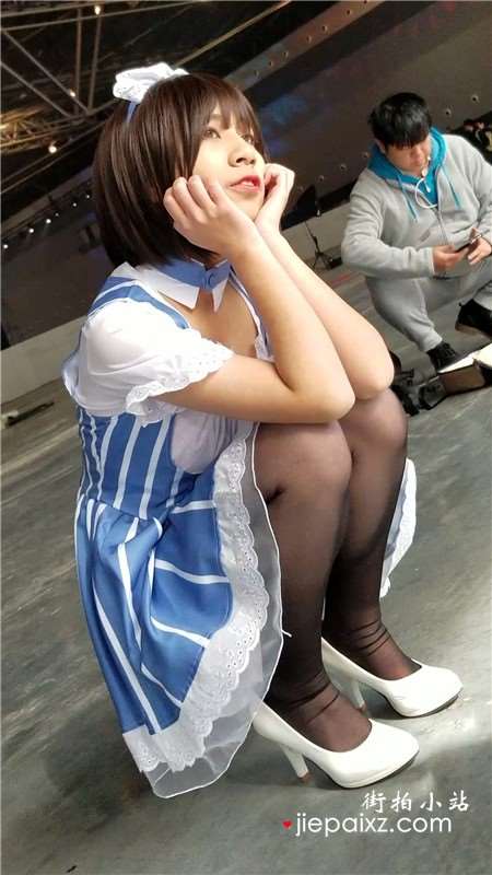 4K-街拍黑丝高跟鞋女仆装cosplay的可爱妹纸