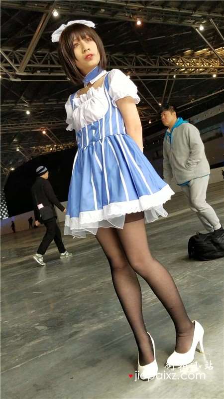 4K-街拍黑丝高跟鞋女仆装cosplay的可爱妹纸