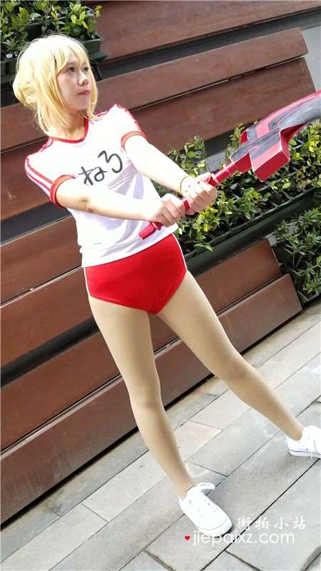 4K-红色短裤黄发cosplay的二次元青春少女