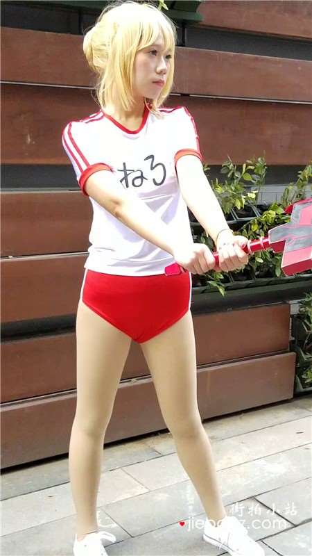 4K-红色短裤黄发cosplay的二次元青春少女