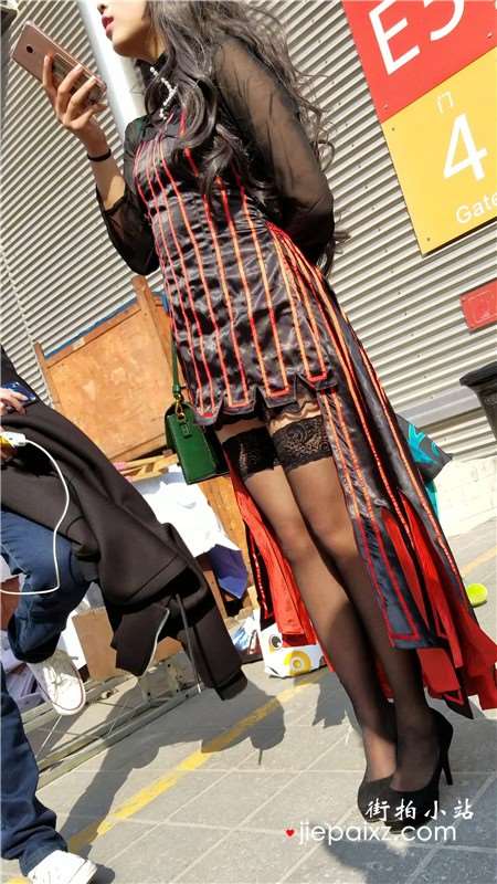 4K-玩cosplay的街拍黑丝美腿少女