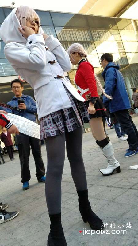 4k-白发短裙卫衣cosplay的二次元美少女