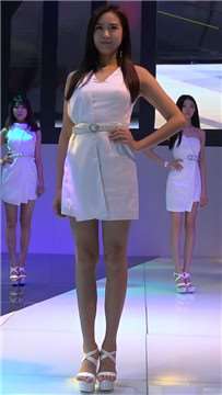 车展舞台走秀的美女麻豆