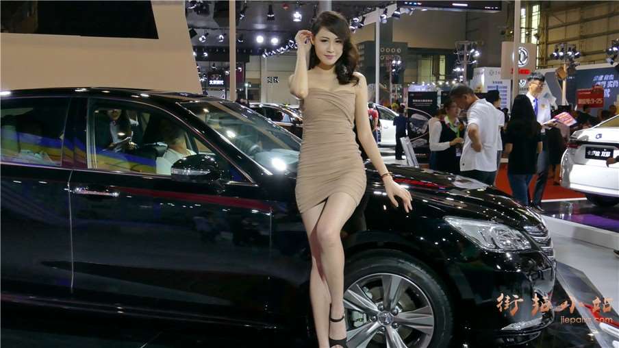 车展舞台性感的美女模特