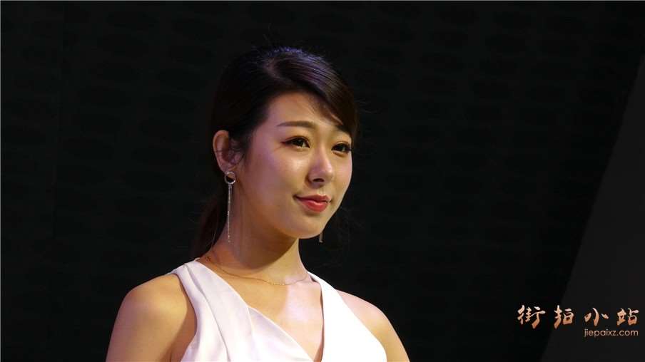 车展舞台性感的美女模特