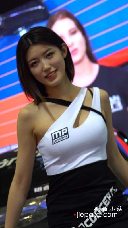 4K-车展上笑容甜美的街拍美腿女神模特