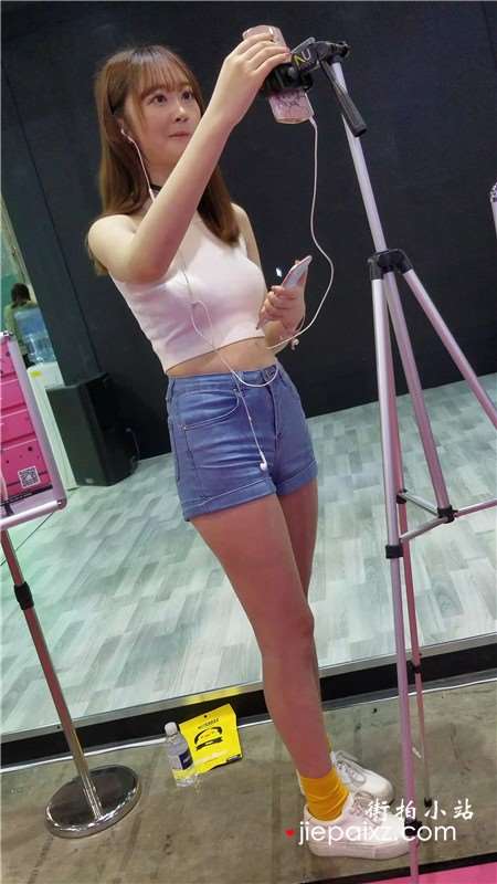 4K-高腰牛仔热裤丰满网红小姐姐在直播