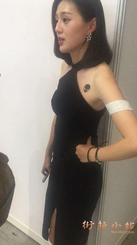 展会场外漂亮高颜值性感美女