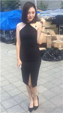 展会场外漂亮高颜值性感美女