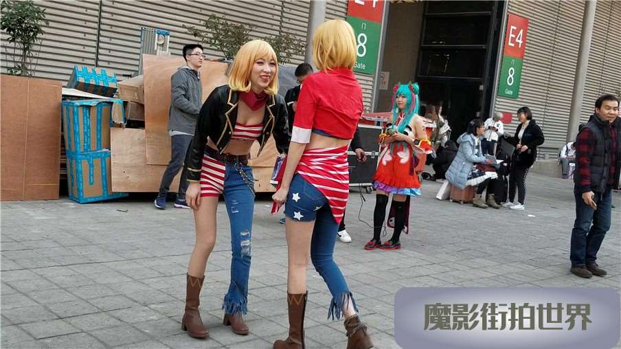 4K-两位破洞紧身牛仔裤cosplay美女小姐姐