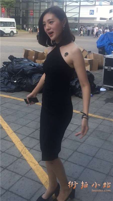 展会场外漂亮高颜值性感美女