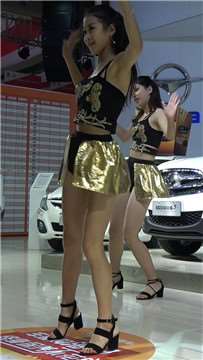 车展舞台热舞表演的靓模美女