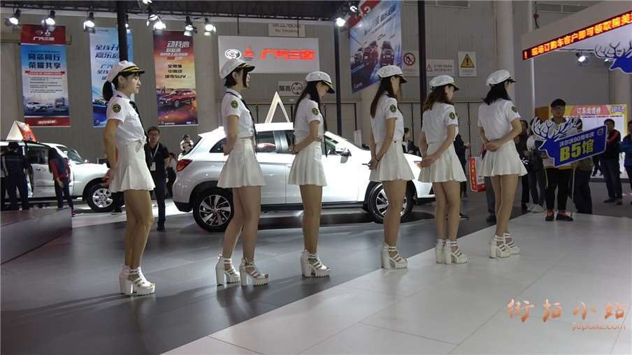 车展舞台热舞表演的靓模美女