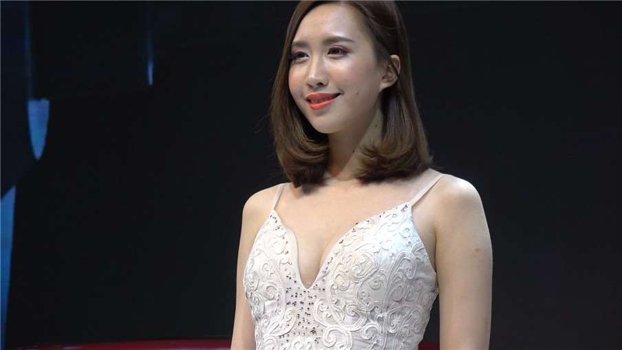4k-极品白色连衣裙美女车模小姐