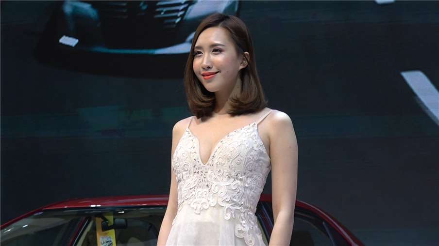4k-极品白色连衣裙美女车模小姐