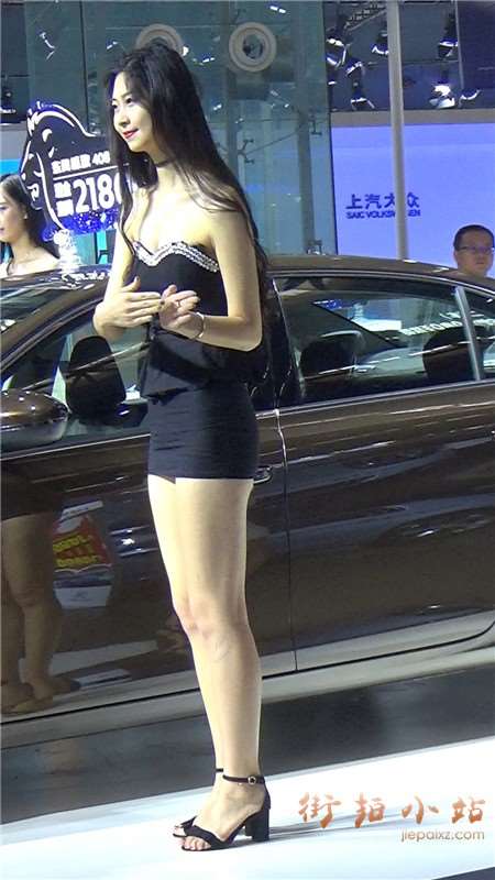 深蓝色包臀裙车模靓妹