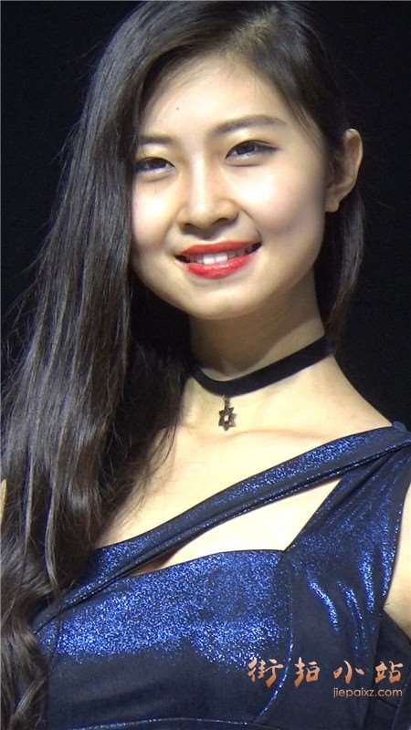 深蓝色包臀裙车模靓妹