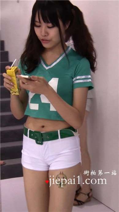 白色紧身热裤美三角的青春美少女。