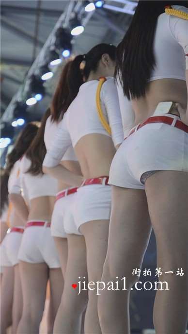 舞台上全是翘臀美腿，看得眼花缭乱。