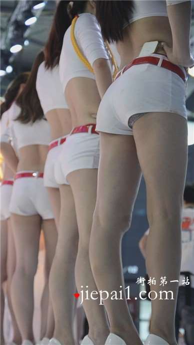 舞台上全是翘臀美腿，看得眼花缭乱。