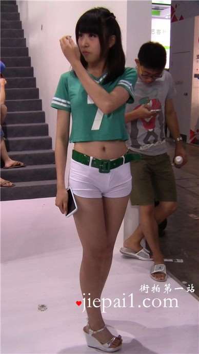清纯甜美白色紧身热裤少女。
