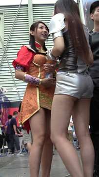 清纯甜美白色紧身热裤少女。