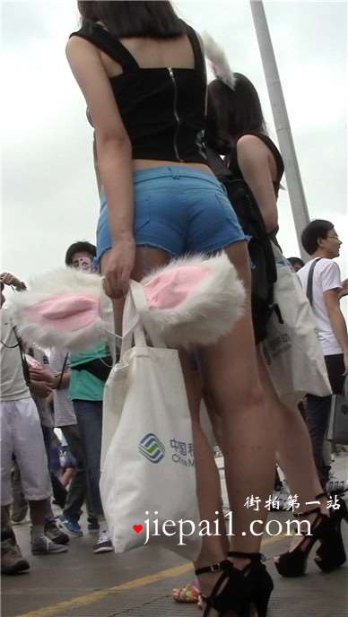 丰满翘臀长腿高跟鞋牛仔热裤极品女神姐姐。