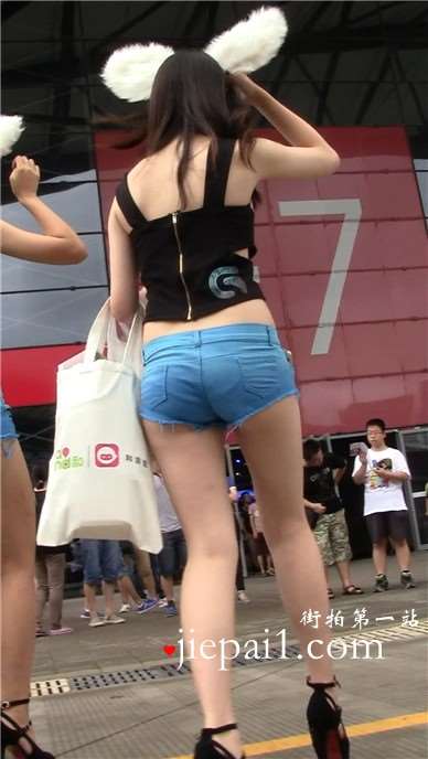 丰满翘臀长腿高跟鞋牛仔热裤极品女神姐姐。