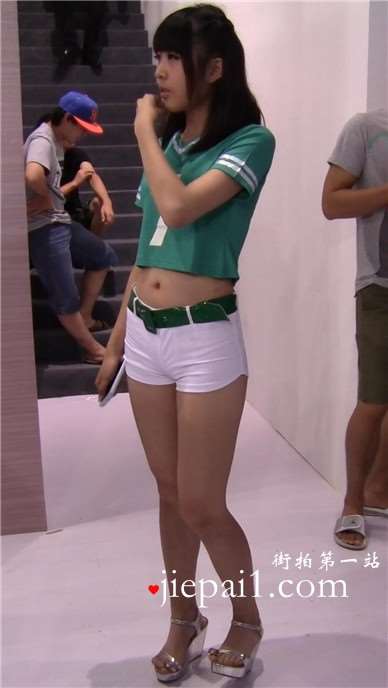 清纯甜美白色紧身热裤少女。