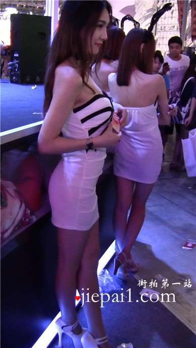 超级甜美天生丽质的白色连衣裙美女。