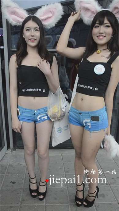chinajoy展会现场外的翘臀美腿紧身热裤女孩们。
