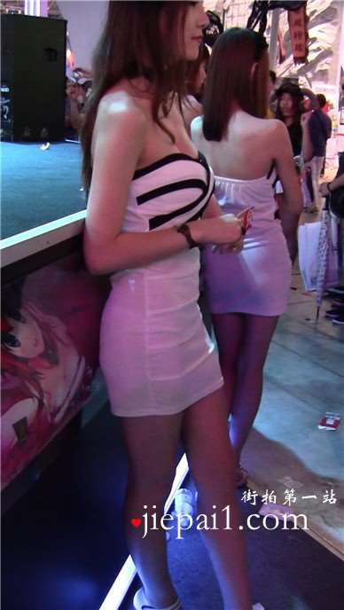 超级甜美天生丽质的白色连衣裙美女。
