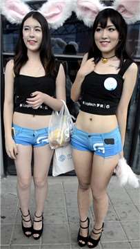 chinajoy展会现场外的翘臀美腿紧身热裤女孩们。