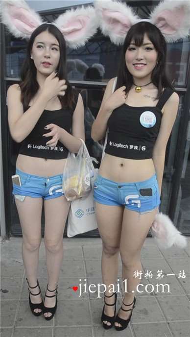 chinajoy展会现场外的翘臀美腿紧身热裤女孩们。