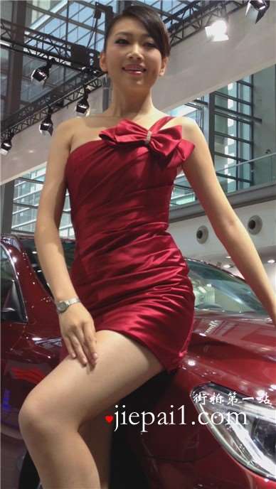 性感长腿笑容甜美大红短裙美女车模。